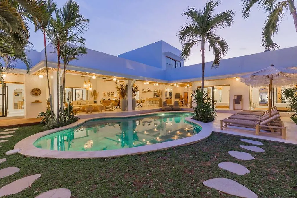 Villa Kiara Our Paradise In Seminyak 5 Bedrooms 12M Private Pool 0*, Seminyak (Bali)