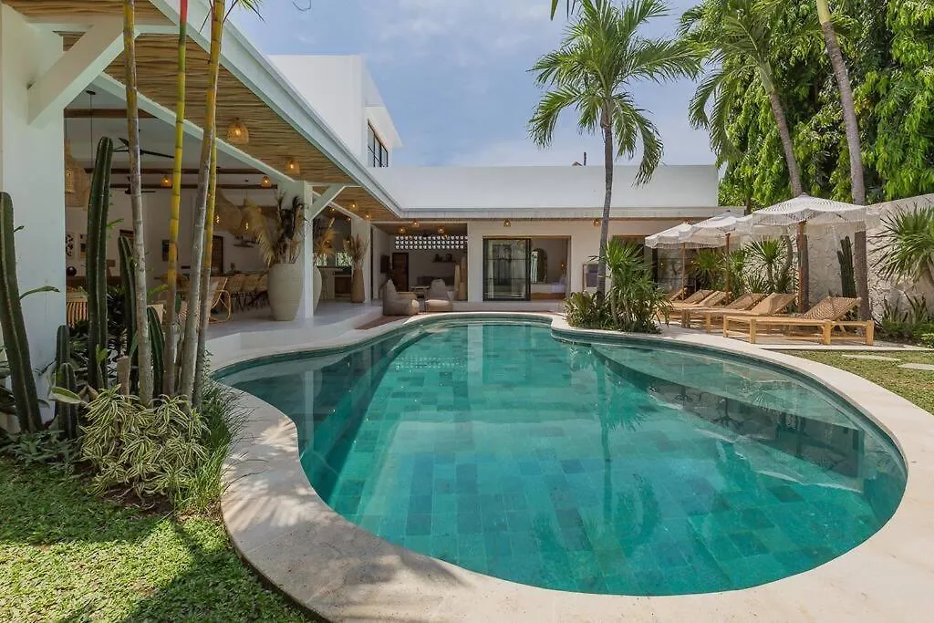 Villa Kiara Our Paradise In Seminyak 5 Bedrooms 12M Private Pool Indonésie
